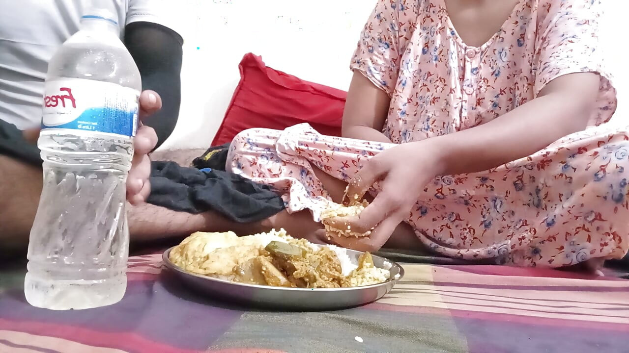 Güzel Sexy_Toma bhabhi, kayınbiraderi tarafından sertçe sikiliyor, gerçek desi kız kocasını aldatıyor, yemek yerken sikişiyor, cinsel videoyu izleyin