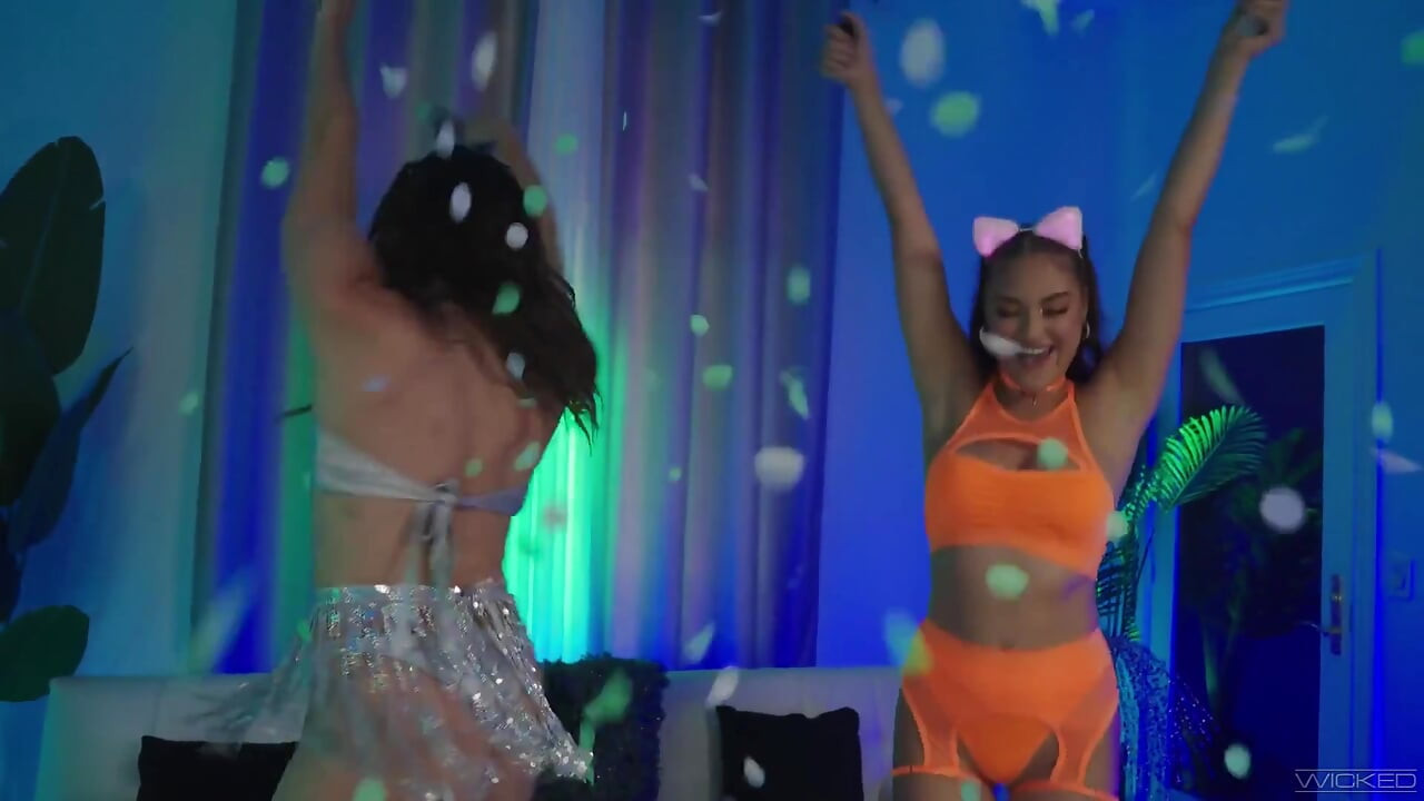 Wicked - je me suis joint à ces 2 brunes sexy qui partagent un gode après une rave