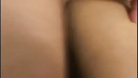 Siyah bebek sıkı amında ve ağzında uzun beyaz bir yarağın tadını çıkarıyor