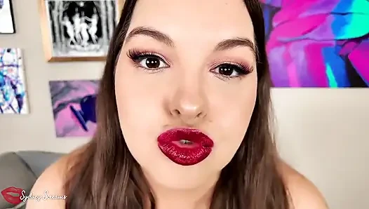 Lagi asik menguji lipstikku sama kamu