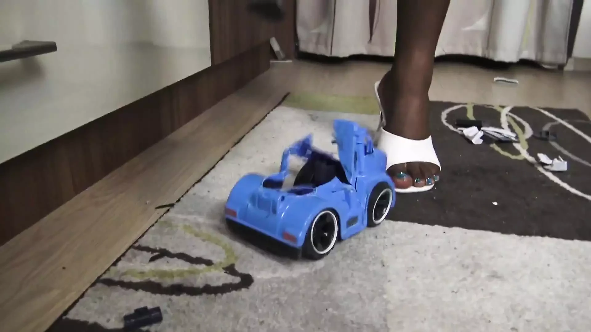 Ebenholzprinzessin Estrellas zerquetschender spaß mit polizeiauto!