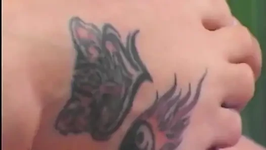 Azgın esmer orta yaşlı seksi kadın emiyor ve parmaklarıyla patlamalı orgazm oluyor