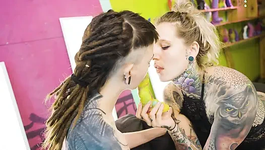 Tattooed Girl With Orange Big Strap on Trains Shy Teens Pussy!