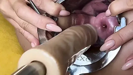 Crazywifeslut penetriert ihren Gebärmutterhals mit Dildo an sexmaschine