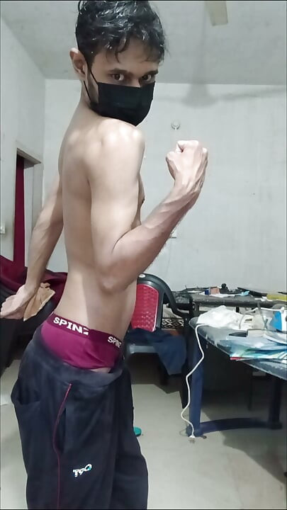 印度男孩純粹的身體挑逗硬雞巴不碰觸