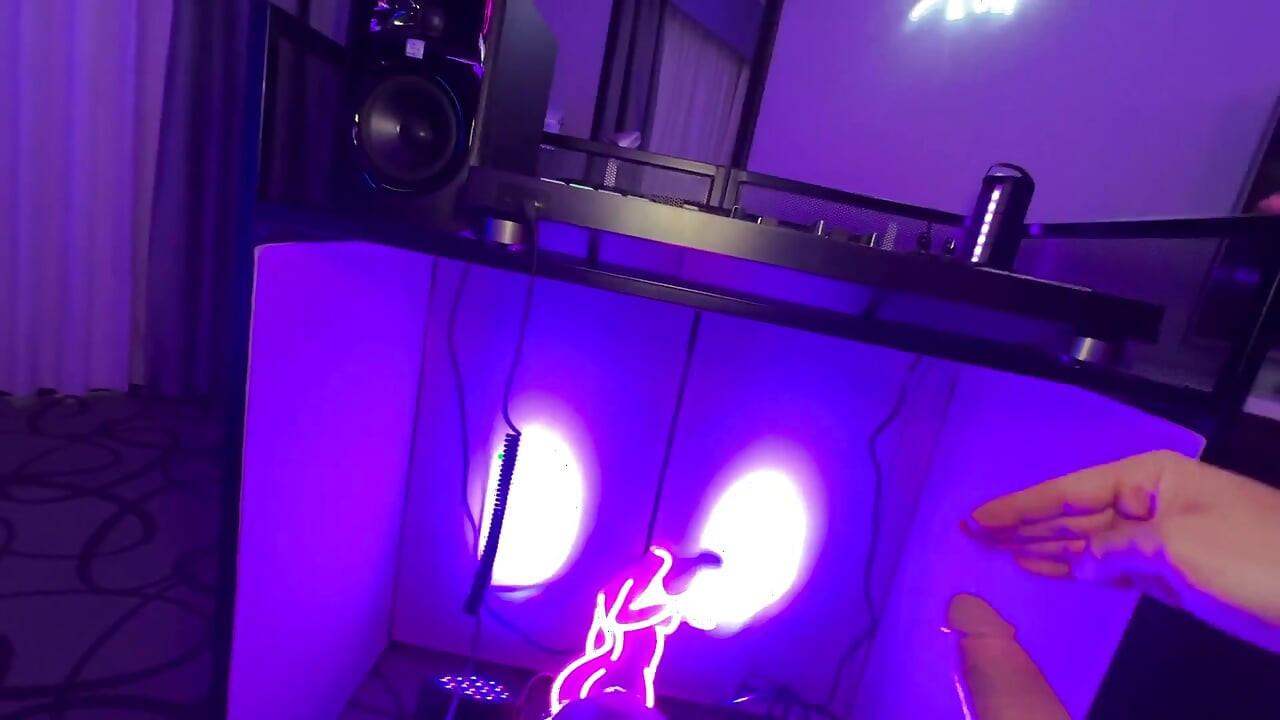 Ich reite den heißen dj-schwanz, bis er auf meinen arsch kommt