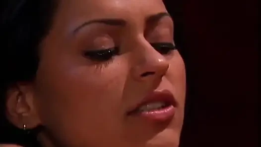 Junge Heiße Brünette Bringt Eine Heiße Blonde MILF Zum Kommen