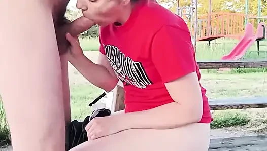 Parkta Bacaklarını Masaya Kaldırdı