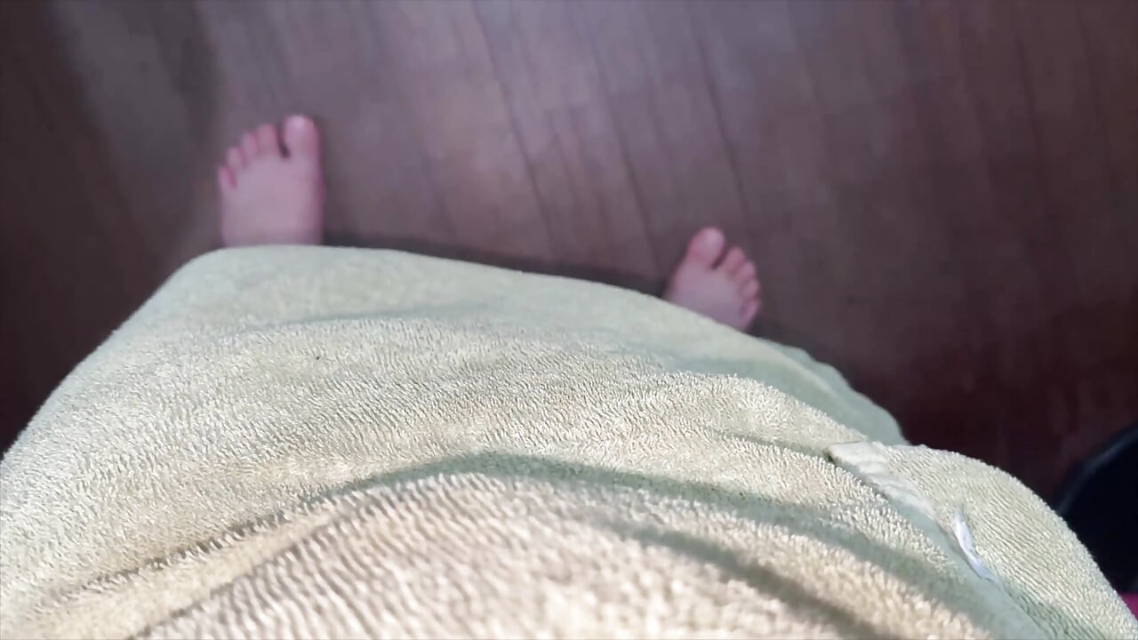 Mama Vitregă Cu Curul Mare Îl Ajută Pe Fiul Vitreg Cu Durere La Coaie