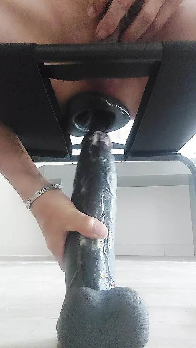 He takes his ass with big cocks he enters an anal tunnel 10cm in diameter