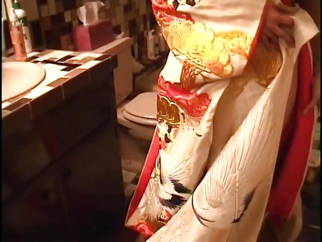 男人把鸡巴塞进亚洲女郎的嘴里, 而她则躺在床上