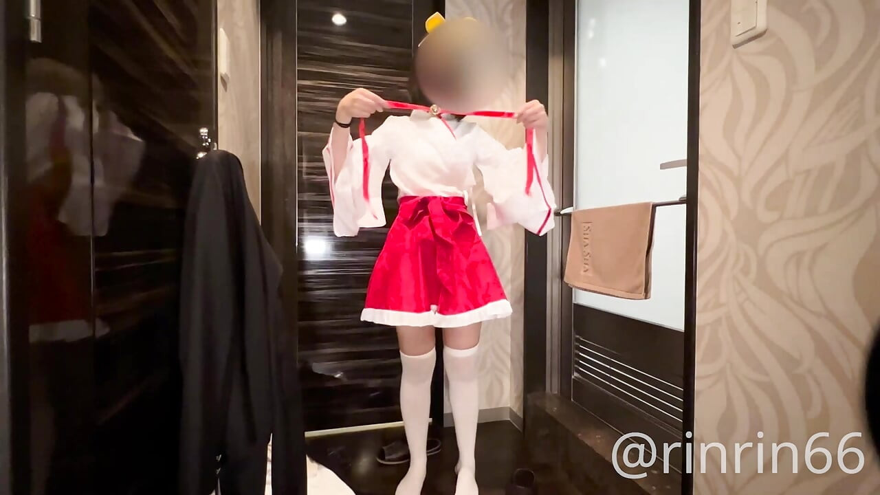 피스톤을 삽입하지 않고 7회 연속 오르가즘을 기록하는 18살 일본 학생 미코 코스프레 바디