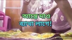 Бенгальская горячая Сари Бхабхи с большой задницей трахается с соседкой с изменой