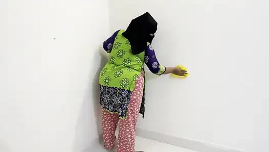 Asılı memeli büyük götlü seksi hizmetçi patronun odasını temizlerken ofiste patron tarafından sikiliyor ve terfi alıyor