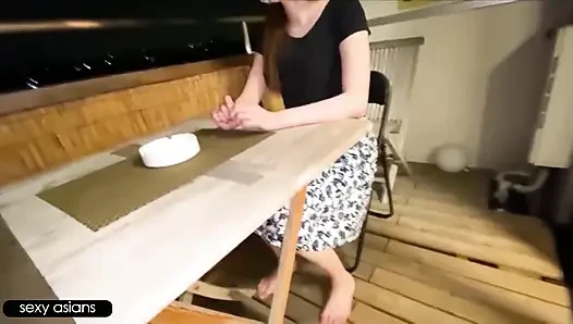 Istri langsing yang frustrasi selingkuh sama pria lain di rumahnya sendiri