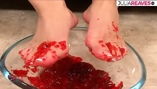 Seksi kız uzun bir yarak emiyor ve sonra ayaklarına sikiliyor