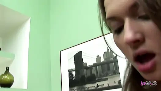 Cazip lezbiyenler öpüşmekten anal seks oyuncaklarını birbirlerini çok hızlı test etmeye atlıyor