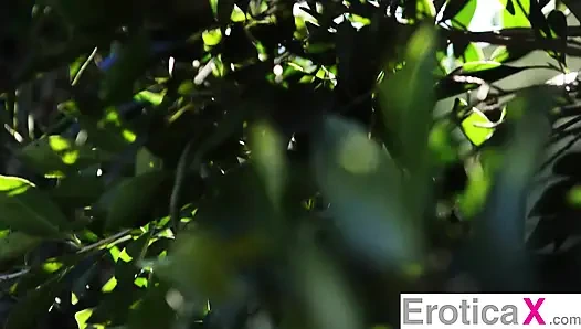 EROTICAX - Hazel Moores natürliche Allure trifft den großen schwanz von Codey Steele im zarten Liebesspiel