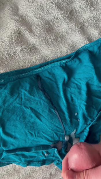 射在妻子的内裤上 2