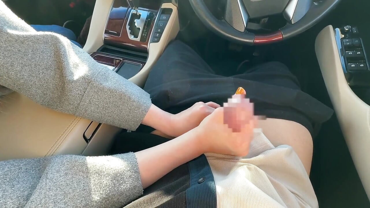 Uma linda mulher casada que dá prazer a você com as mãos e a boca, mesmo enquanto está no trabalho.