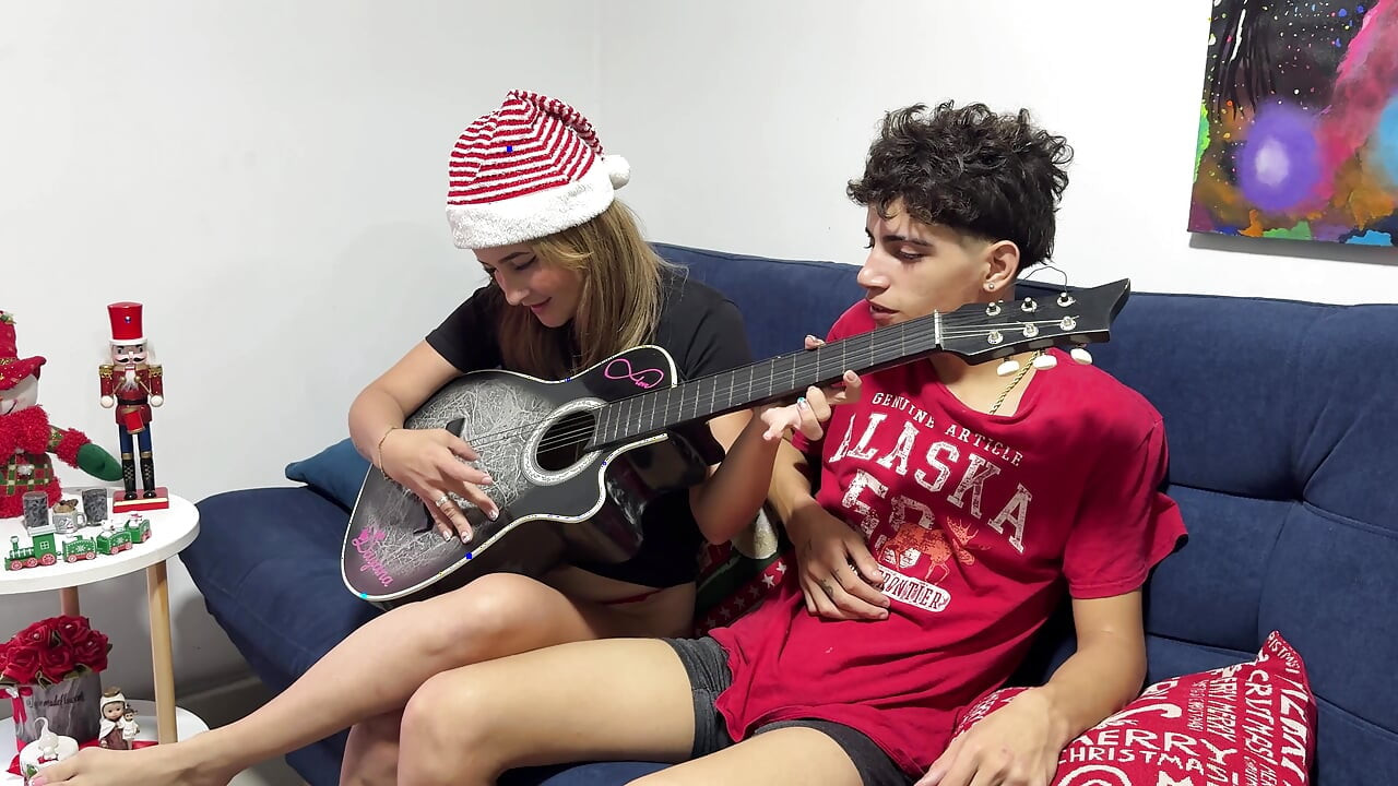 Le ayudo a su hijastro y a su novia con su clase de musica y terminamos haciendo un rico trio HARDCORE.