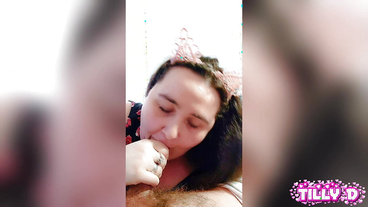 小貓想要她的奶“口交和射精”