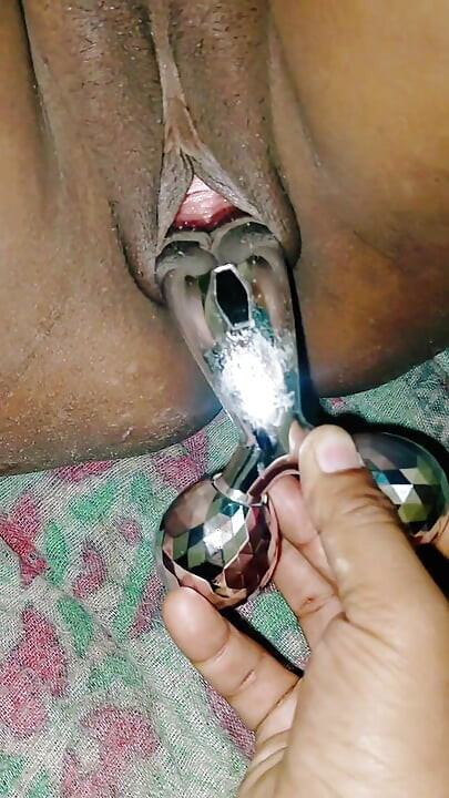 Akeli bhabhi ne chut ki chudai toy se kiya