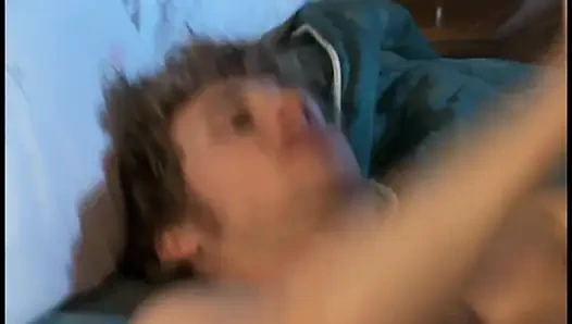 Büyük memeli güzel latin orta yaşlı seksi kadın domalarak sikiliyor ve büyük yarakla götüne boşalıyor