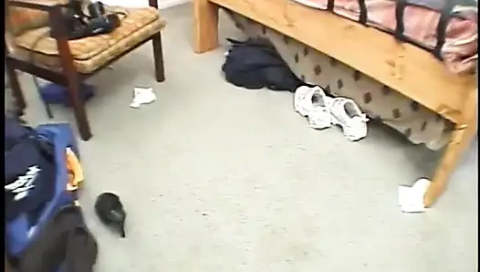 Счастливый белый мужик получает возможность трахаться с двумя толстыми шаловливыми дилдо