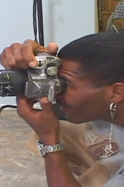 Une fille sexy gémit pendant qu’une bite noire monstrueuse défonce sa chatte étroite