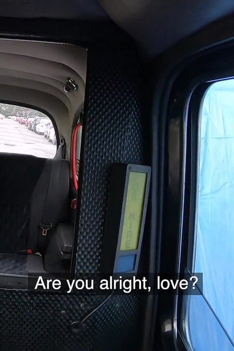 Fake taxi - Zaawaadi krijgt fycjed door taxichauffeur in interraciale wegseks
