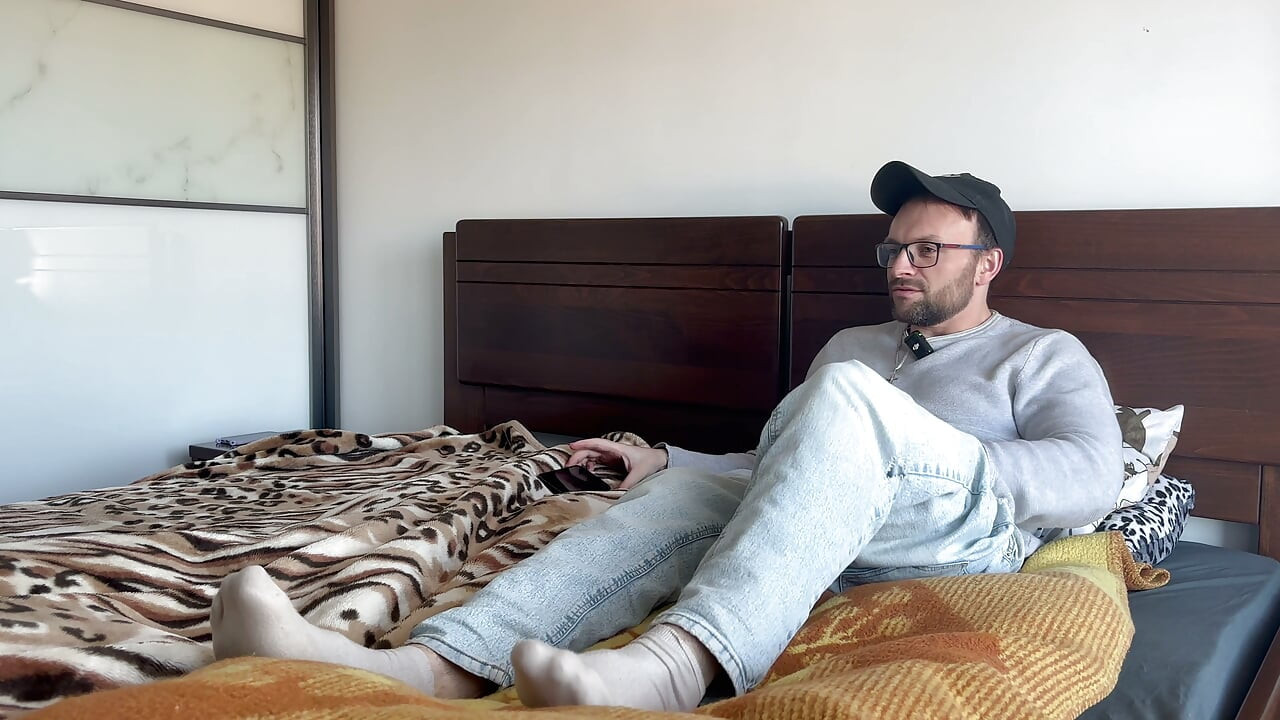 Linge-mi și miroase picioarele în timp ce îți sug pula