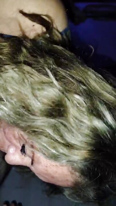 Ma belle-mère le suce délicieusement