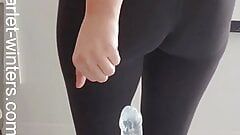 Chica cachonda en pantalones de yoga monta consolador de succión transparente en vidrio