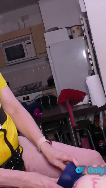 Spektakularan trenutak iz "Ekstremnog Dildo Pegging and Fisting My Boy Toys Ass"