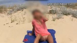 Adorável adolescente na praia.mp4