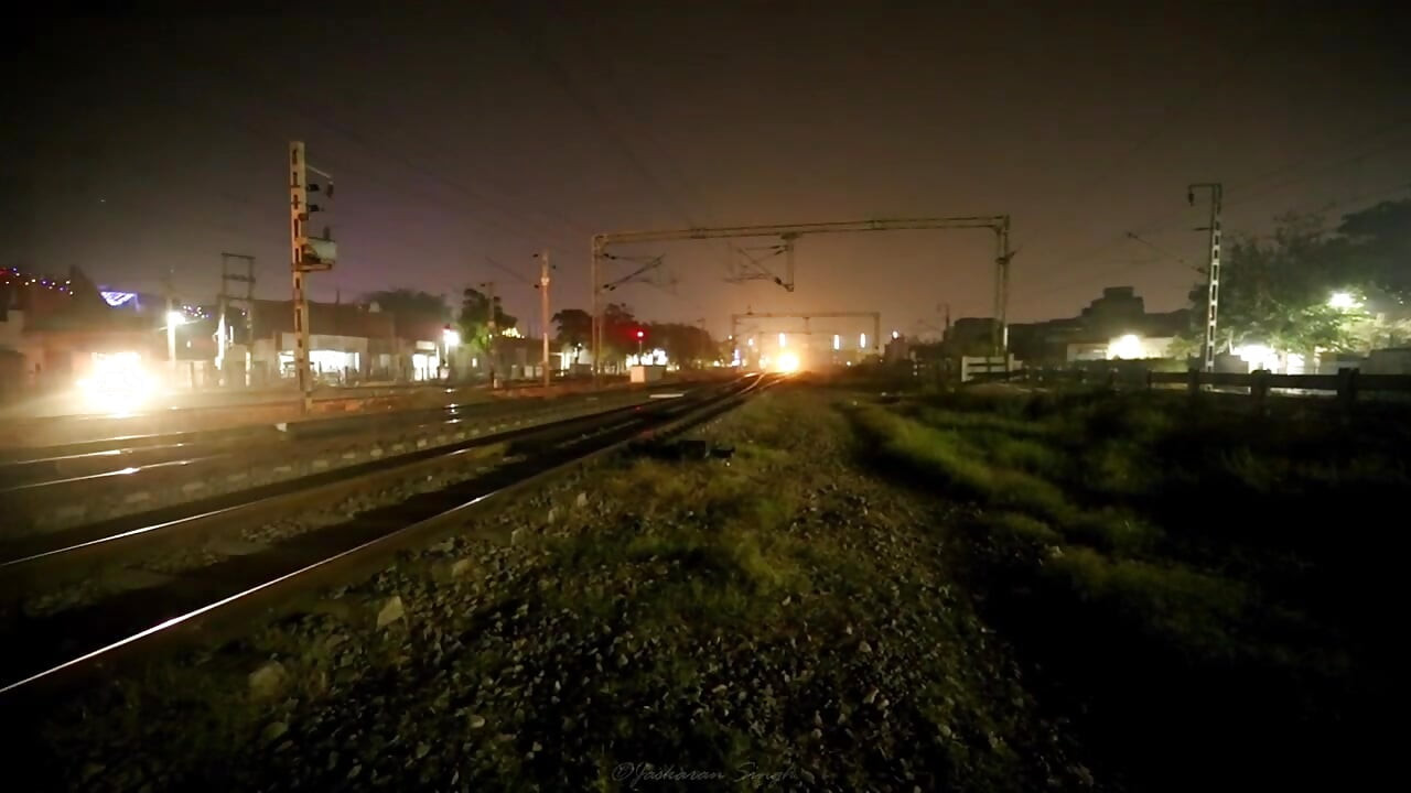 Pati ke bahar jane ke baad Bhabhi ne naya brah lene ke bahane ghar me bula kar kiya sex