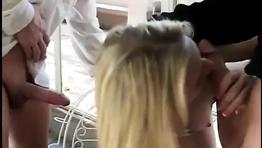 Cewek seksi rambut pirang ini lagi nungging dan memeknya dientot habis-habisan dari belakang
