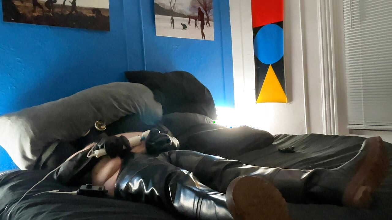 ガズマスクをつけたぽっちゃりラテックスのクマが魔法の杖で射精し、ペニスは大きな風船に閉じ込められている