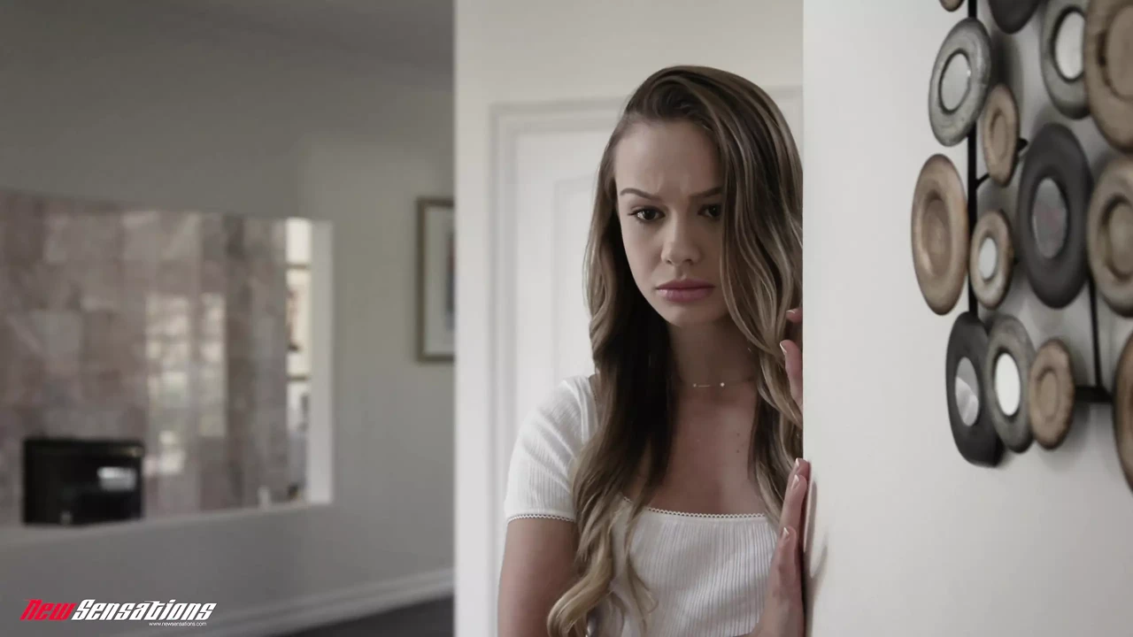 Naomi在里面得到继父的精液礼物