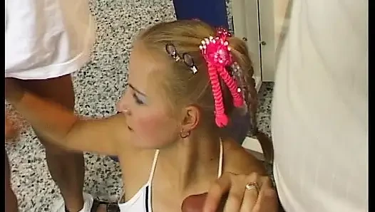 Minyon sarışın Alman bebek spor salonunda iki biniyor