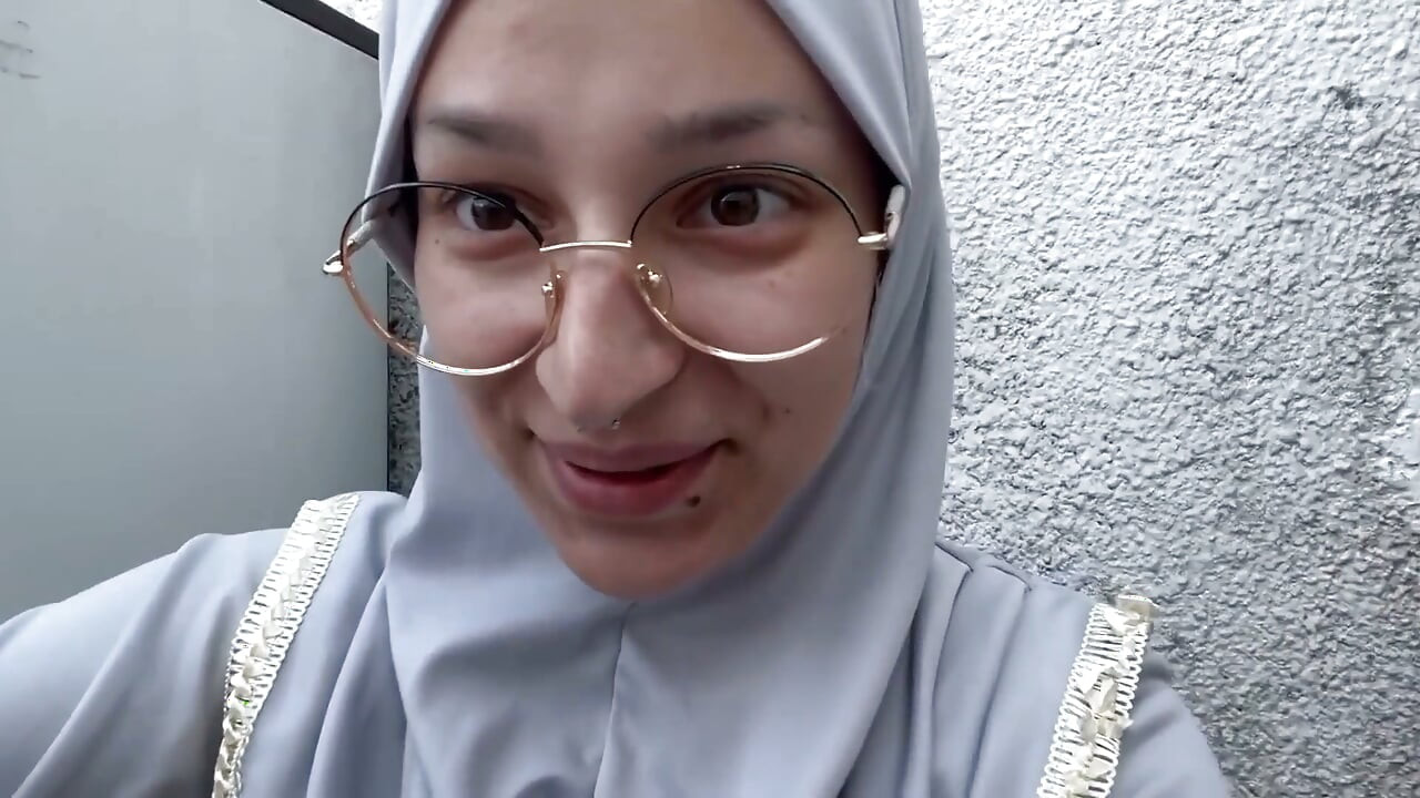 Muslimka-macecha-čůrání na-you-in-hidžáb