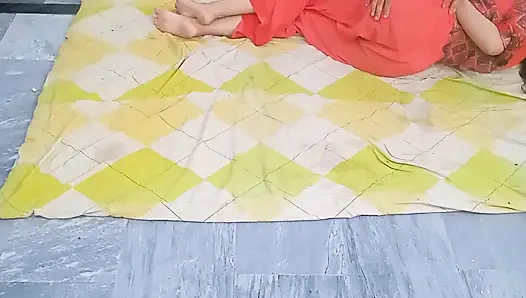 Симпатичная индийская жена дези в домашнем массаже, затем жесткий трах киски, горячая жена поедает кримпай от ее мужа