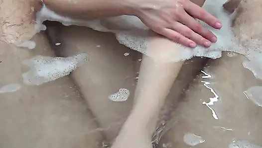 Ngocok kontol di kamar mandi berujung dicrot sperma hangat!