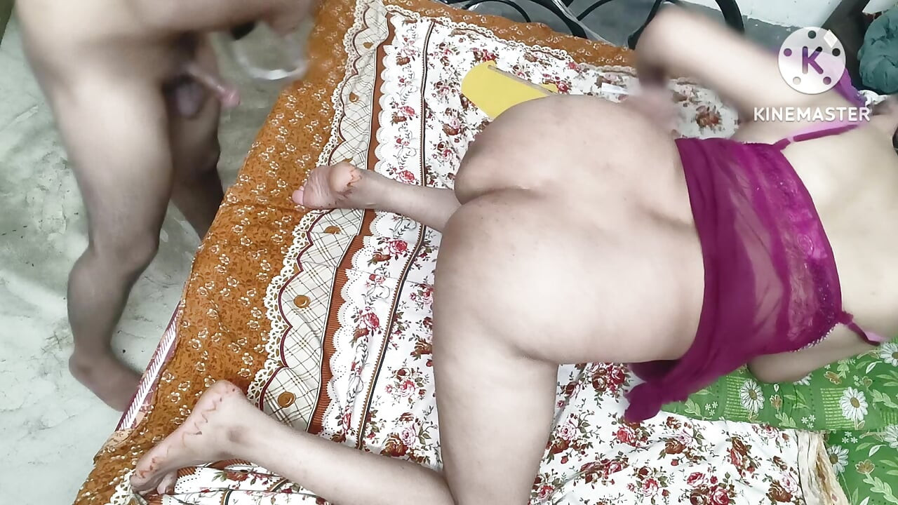 Awek desi sekolah pergi ke rumah rakan sekelasnya untuk tution desi Hindi MMS, adik tiri tempatan yang cantik cerita hindi