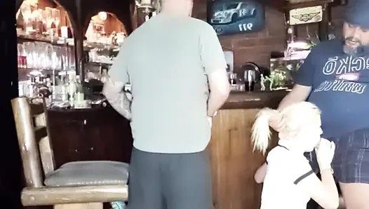 Meine freundin lutscht mich und der schwanz meines freundes kommt in den hals und auf titten