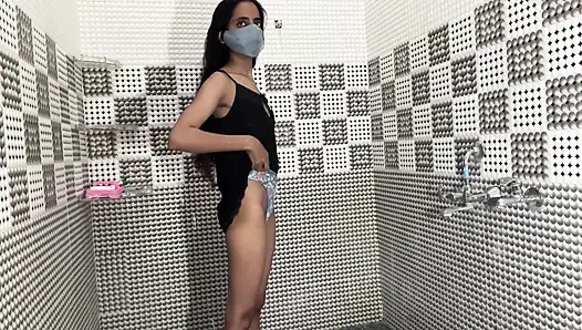 Ich habe gesehen, wie meine stiefschwester ein bad nahm, dann wollte ich ins badezimmer und fickte sie