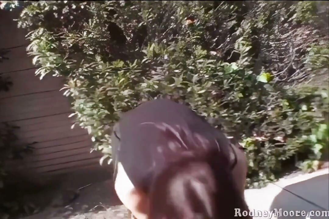 Seksi kız büyük yüze şaplak atıyor! Nostaljik boşalma yürüyüşü