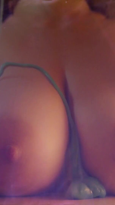 Památný okamžik z "Na světě nejkrásnější prsa vůbec 🍒 mladá umělkyně pokrývá svá úžasná prsa slizem - slowmotion"