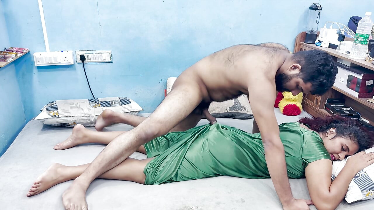 Fată malaieziană - masaj corporal și futai dur în dormitor în timp ce seduce o fată malaieziană și se fute